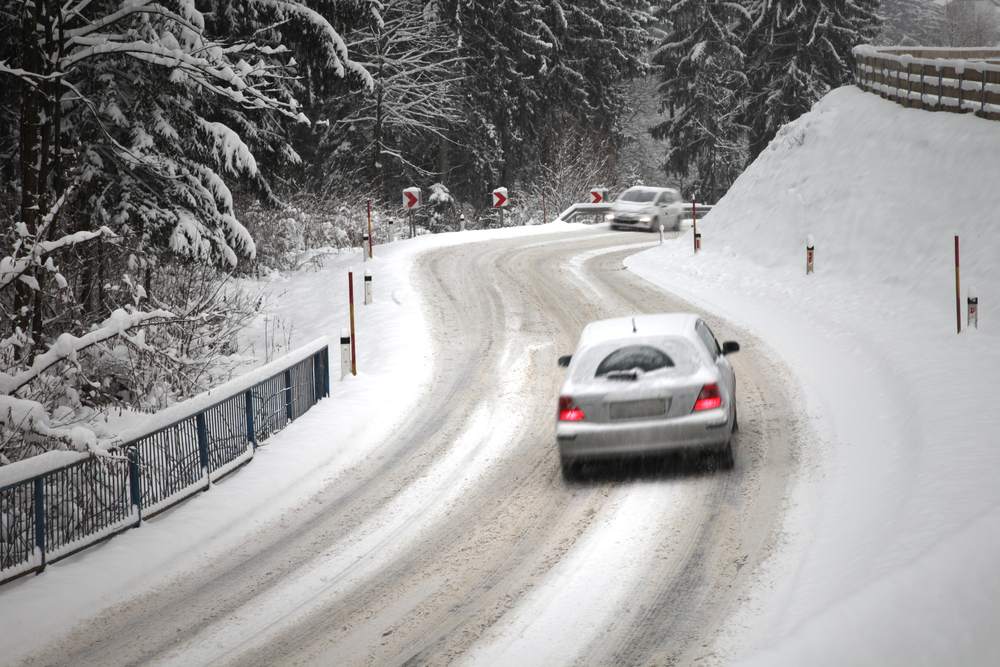 Rijden in de sneeuw of met ijzel. Wat is de beste manier om veilig door het verkeer te komen?